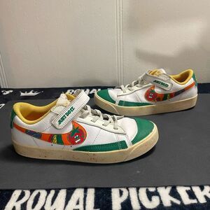 NIKE BLAZER LOW '77 (PS) WHITE-MAGMA ORANGE-SAIL Fruity Graphics Shoes 3Y